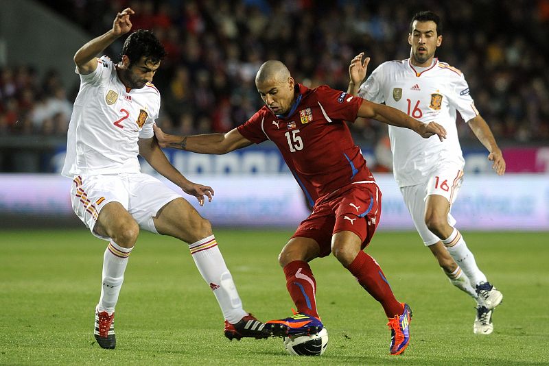 Raúl Albiol, en un momento del partido contra la República Checa ante Milan Baros