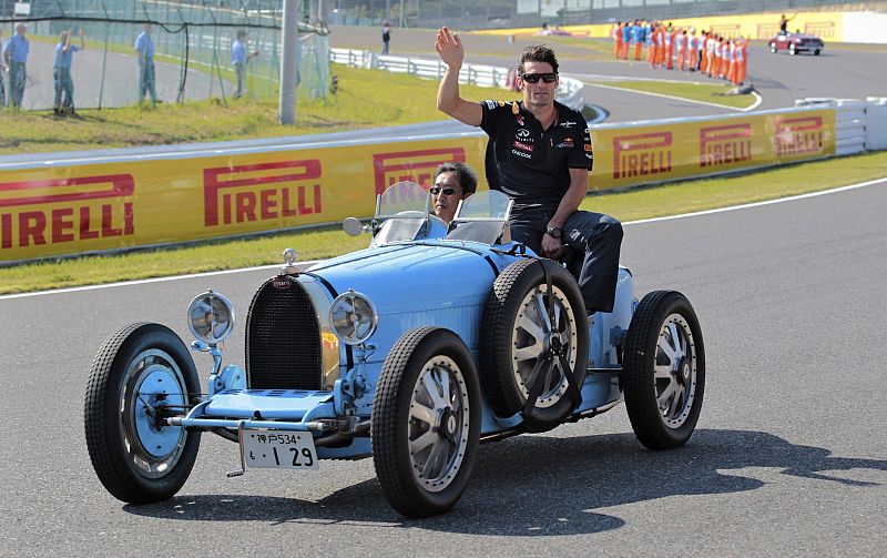 El piloto australiano Mark Webber, de Red Bull, participa en el desfile de pilotos previo