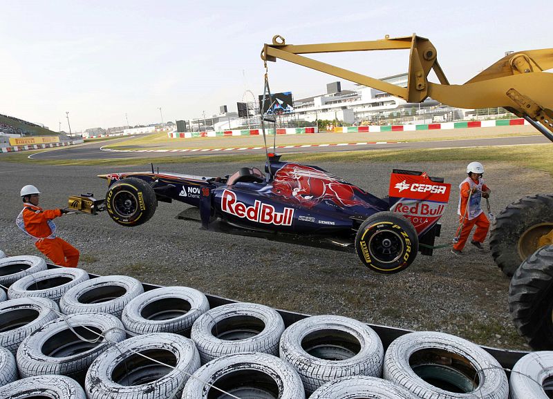 El coche de Sebastien Buemi, compañero de Jaime Alguersuari, tuvo que ser retirado