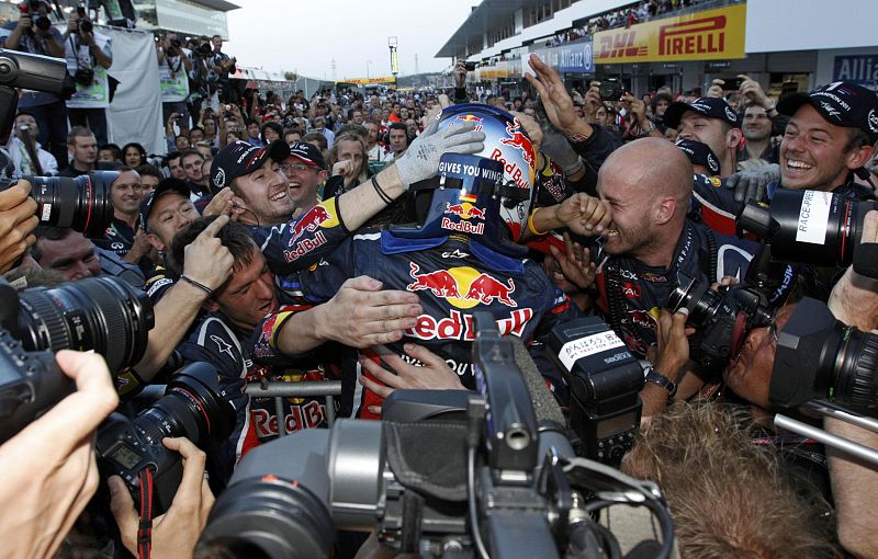 Vettel se abraza con los miembros de su equipo para celebrar su segundo mundial