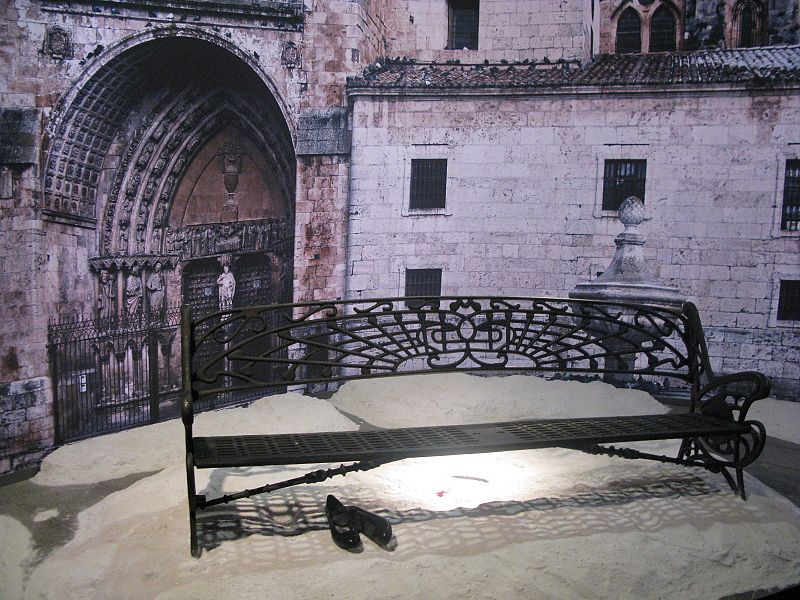 El banco de 'Amantes' con la navaja ensangrentada y los zapatos abandonados