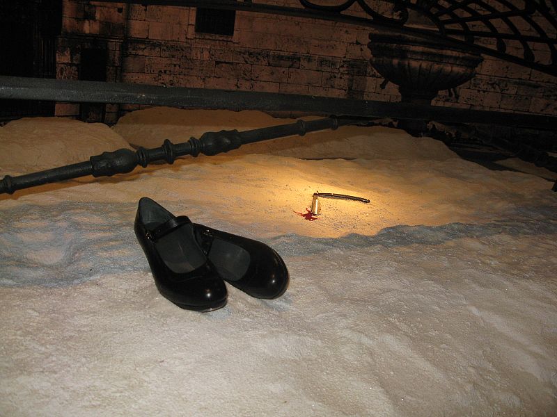 Los zapatos y la navaja ensangrentada de 'Amantes'