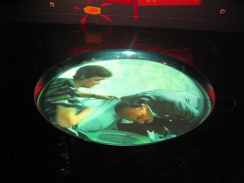 'Todos a la cárcel' proyectada sobre una paella