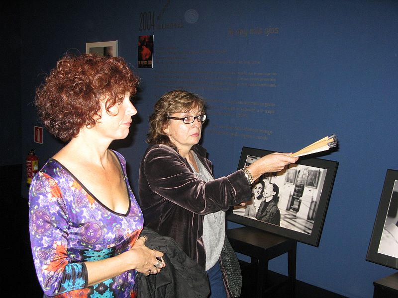 Icíar Bollaín visitando la parte de la exposición dedicada a 'Te doy mis ojos'
