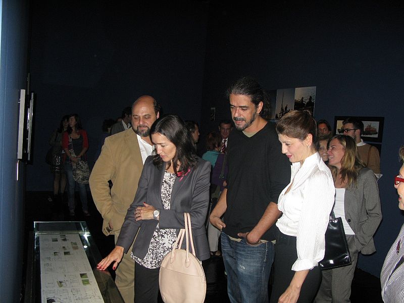 Ángelez González-Sinde visitando la pare de 'Los lunes al sol', acompañada de Fernando León de Aranoa