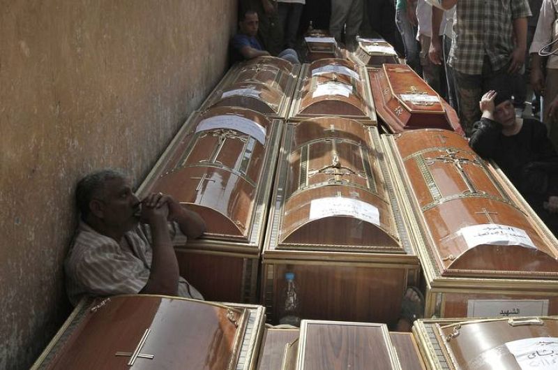  Algunos de los 24 féretros de coptos en un hospital de El Cairo. 