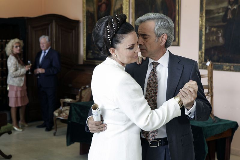 ... y comprar lo que ella le pida o bailar bien agarrados. Al final Antonio se da cuenta de que Susana no tiene mucha intención de comprar coches, si no que solo busca remediar, aunque sea por un día, la tremenda soledad en la que vive desde que la