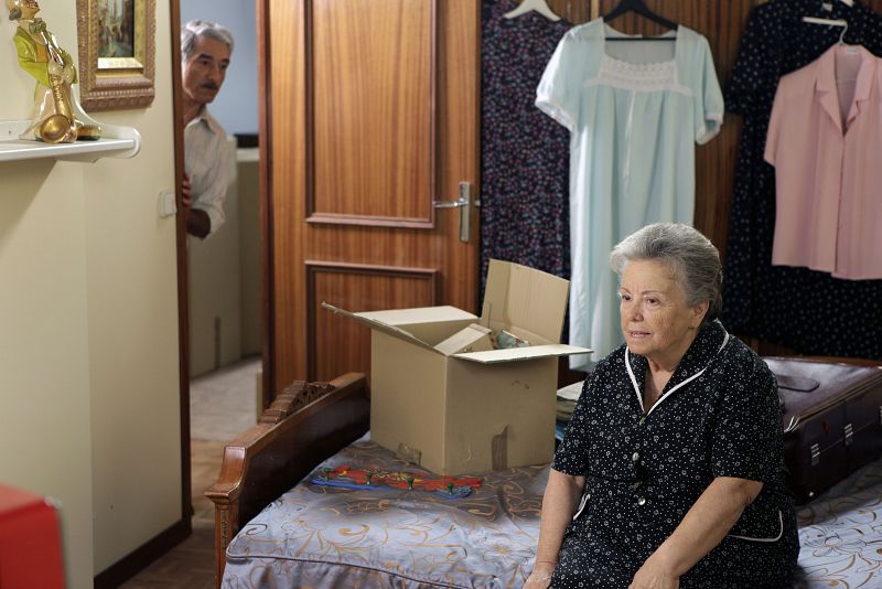 Herminia es la que está más contenta de la familia, no solo porque ha regresado a San Genaro, si no también porque Pepe ha puesto una televisión en su habitación.