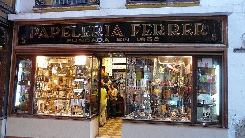 Papelería Ferrer en la calle Sierpes de Sevilla, es la más antigua de España, y la tercera más antigua de Europa.