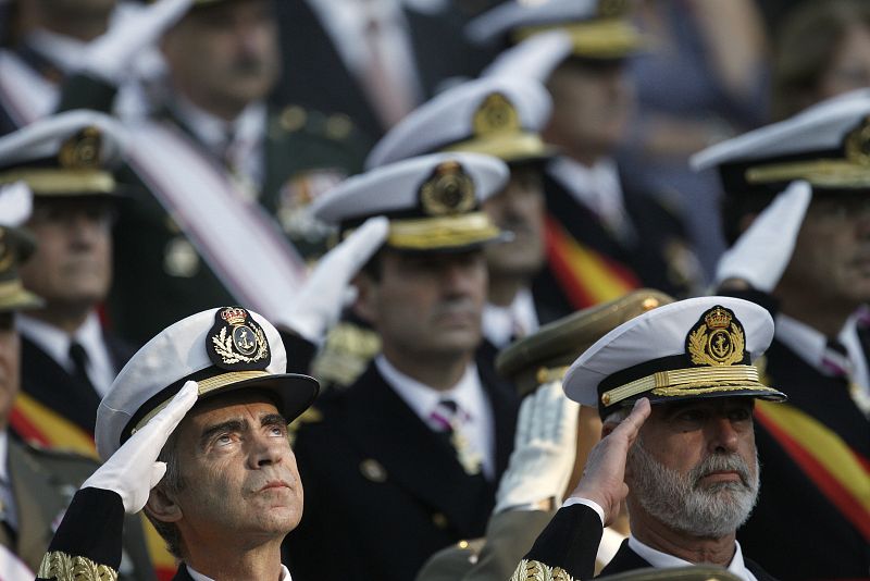 Oficiales de la Armada saludan antes del desfile