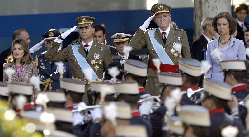 Los reyes y los príncipes de Asturias en el desfile militar