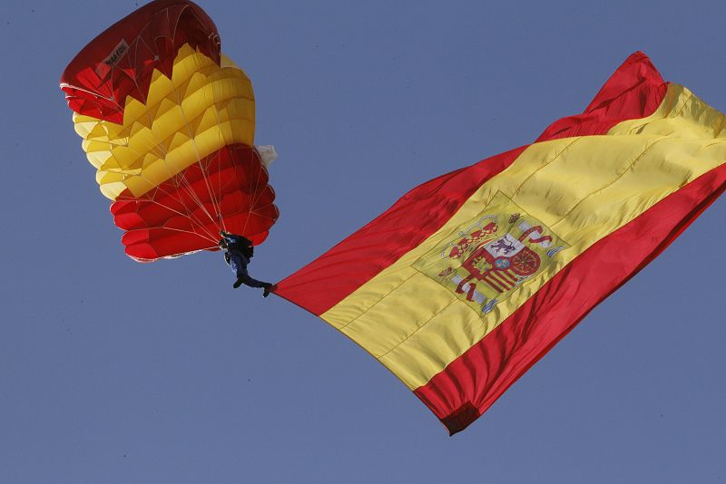 Un paracaidista despliega una bandera española