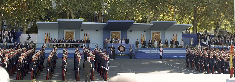 Tropas formadas ante el palco de autoridades