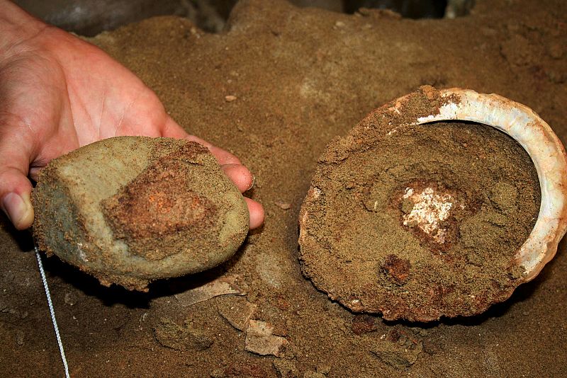 El ocre se almacenaba en las conchas mezclado con hueso y carbón