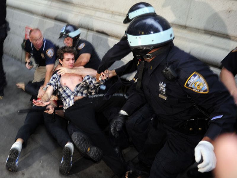 Varios policías apresan a dos manifestantes