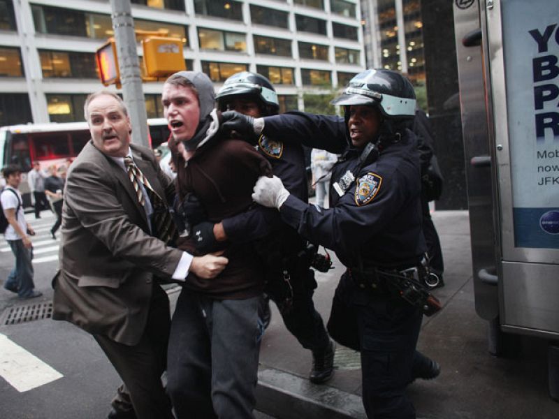 La policía detiene a un manifestante pese a la fuerte oposición