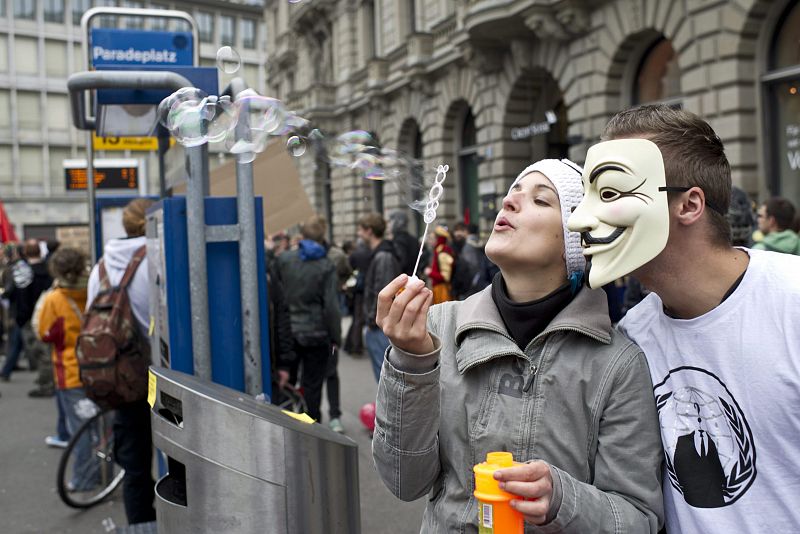 INDIGNADOS SECUNDAN JORNADA DE PROTESTA GLOBAL EN SUIZA