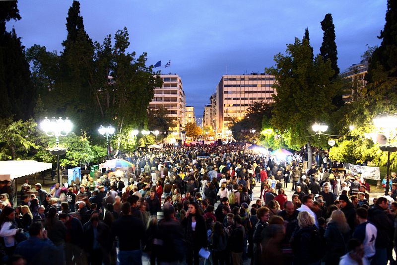 CENTENARES DE "INDIGNADOS" GRIEGOS ACUDEN A LA PLAZA SINTAGMA DE ATENAS