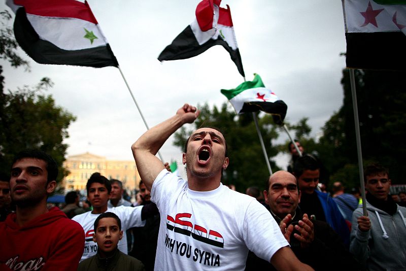 CENTENARES DE "INDIGNADOS" GRIEGOS ACUDEN A LA PLAZA SINTAGMA DE ATENAS