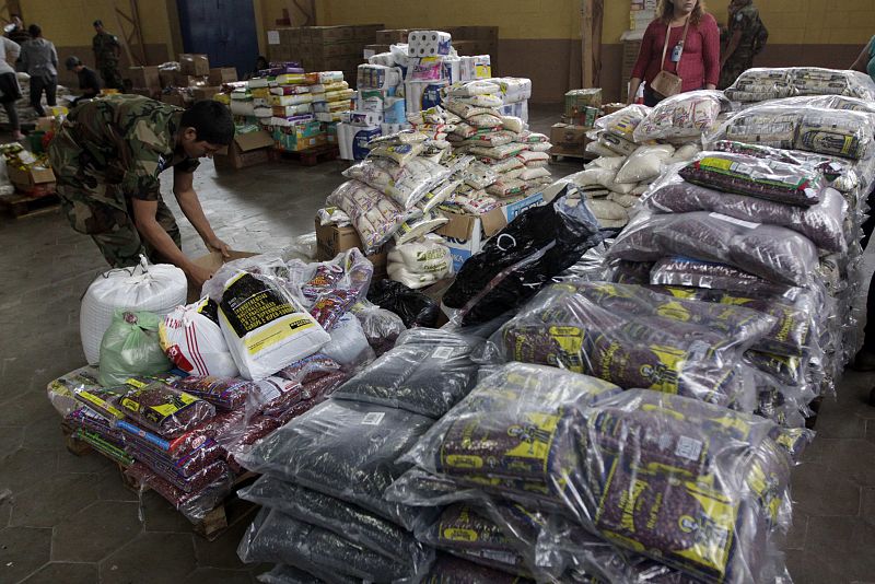 Este soldado trabaja en almacenar los alimentos que se suministran a la población