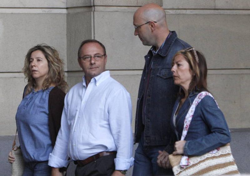 Los Padres de Marta del Castillo, Eva Casanueva (i) y Antonio del Castillo, y el tío de Marta, Javier Casanueva (2d), a su llegada esta mañana a la Audiencia Provincial de Sevilla para el inicio del juicio por la violación y muerte de la joven Marta 
