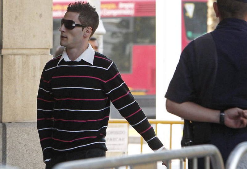 Samuel Benítez, amigo y presunto cómplice del asesino confeso, Miguel Carcaño, a su llegada a la Audiencia Provincial de Sevilla.