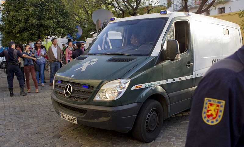 Un furgón de la Guardia Civil procedente de la Prisión de Morón de la Frontera (Sevilla) en el que el asesino confeso, Miguel Carcaño, llega esta mañana, entre un fuerte despliegue policial