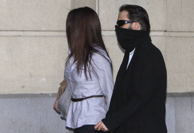 Francisco Javier Delgado, hermano de Miguel Carcaño y su novia, María García, a su llegada esta mañana a la Audiencia Provincial de Sevilla
