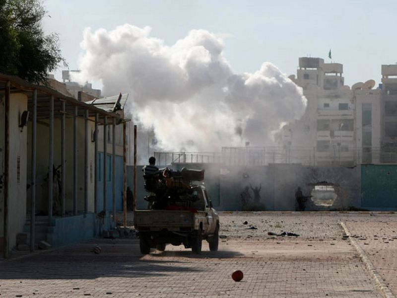 La batalla por Sirte se extiende a todas las calles de la ciudad