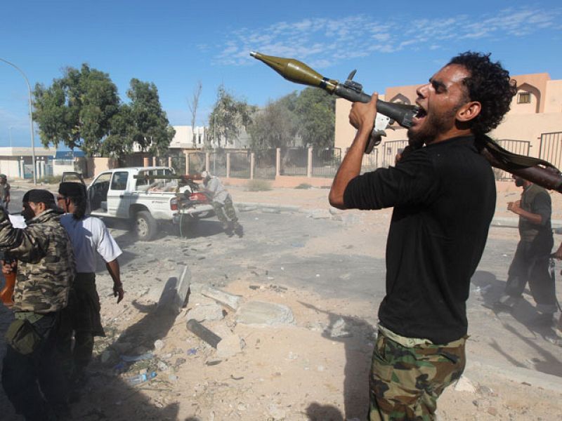 Combatientes rebeldes toman posiciones en el centro de Sirte