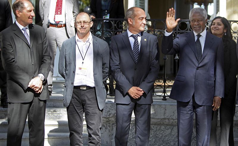 Annan y Garitano junto el abogado surafricano, Bryan Currin y el alcalde de San Sebastián, Juan Carlos Izaguirre.