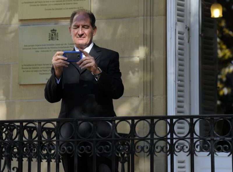 El abogado sudafricano y experto mediador en conflictos no pierde la oportunidad de hacer fotografías del acontecimiento con su teléfono móvil. 