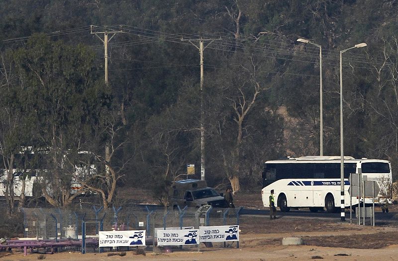 Los autobuses que transportan a los presos palestinos, cerca del cruce fronterizo de Kerem Shalom