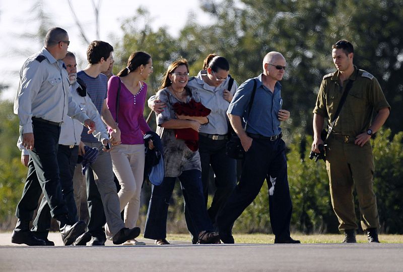 Los padres de Gilad Shalit esperan en la base militar de Tefen (Israel) la llegada de su hijo