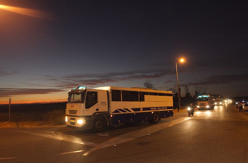 Los autobuses con los presos han abandonado la cárcel de Ketziot durante la noche