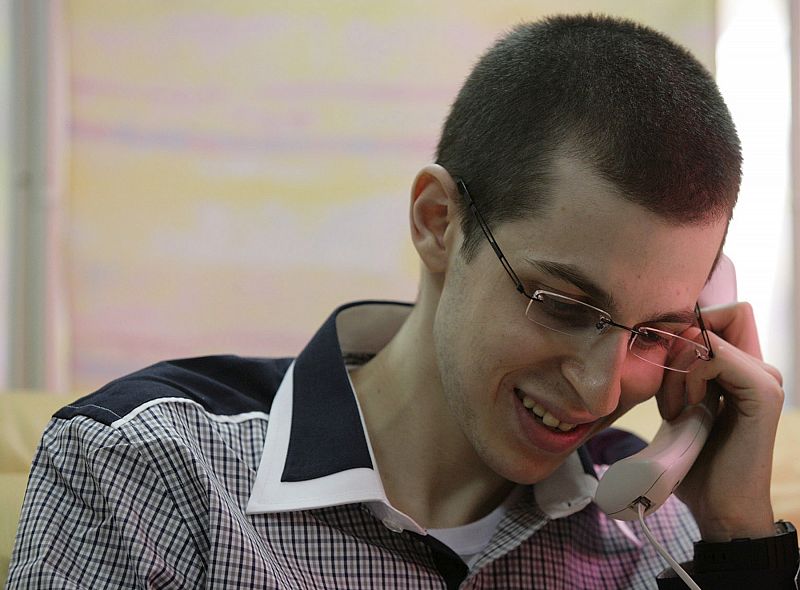 Fotografía de Gilad Shalit hablando con su familia tras ser liberado