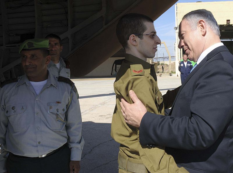 Netanyahu recibe a Shalit al bajar del avión militar que le ha trasladado desde Egipto