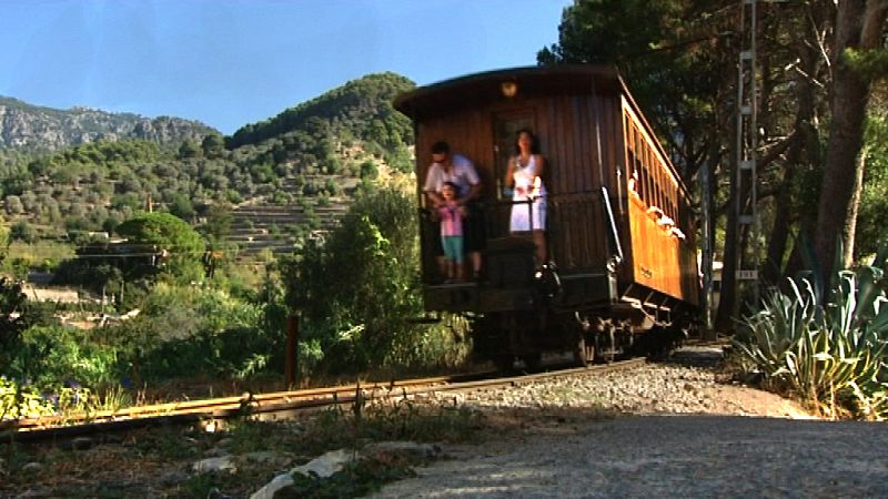 El tren de Sóller a su paso por Bunyola