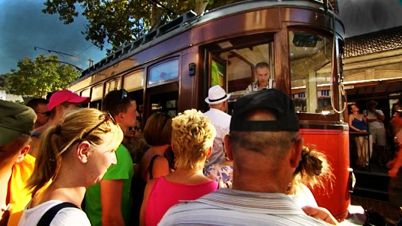 Los turistas abordan el tranvía en el Port de Sóller