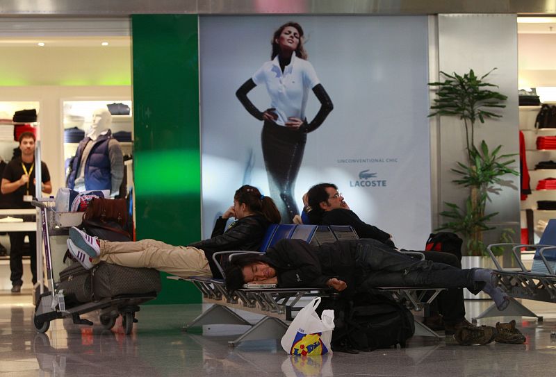 Pasajeros esperan en un aeropuerto de Grecia a poder volar