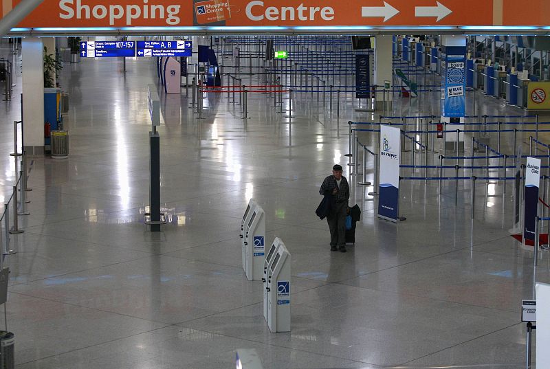 Un pasajero viaja por un aeropuerto vacío, donde hay previstos 300 vuelos cancelados