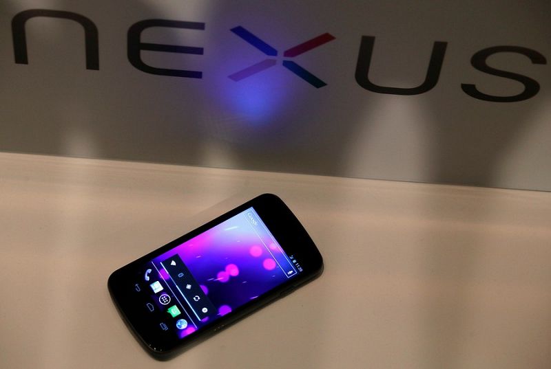 El nuevo Nexus es el primer terminal que opera con Android 4.0 y pretende competir con el iPhone 4S de Apple, recién llegado al mercado