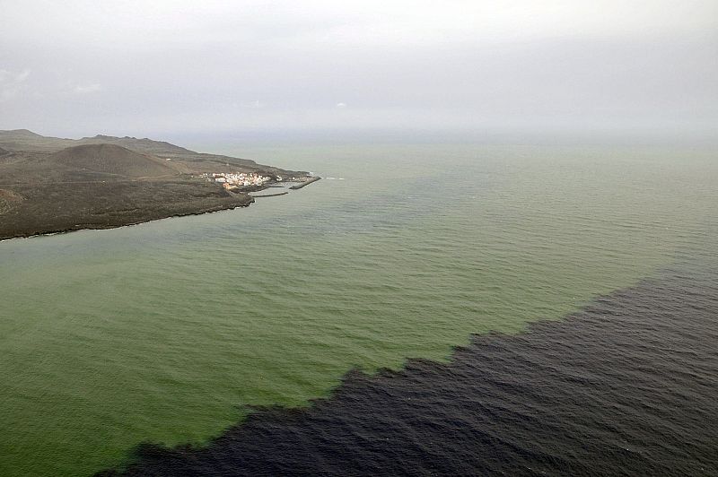 LOS VECINOS NO PUEDEN VOLVER PORQUE LAS CORRIENTES LLEVAN LA MANCHA A TIERRA
