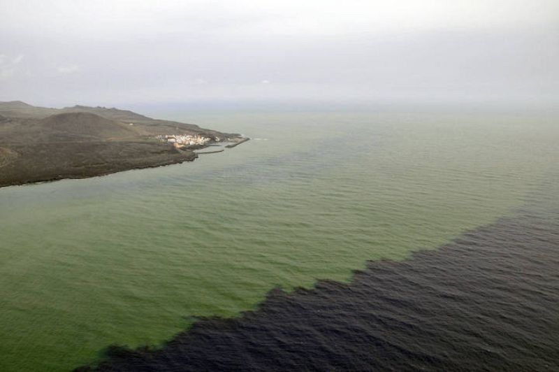 LOS VECINOS NO PUEDEN VOLVER PORQUE LAS CORRIENTES LLEVAN LA MANCHA A TIERRA 