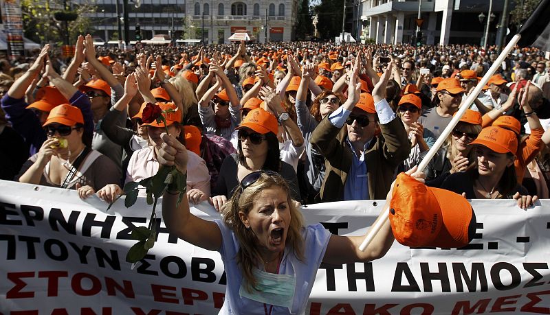 Una mujer grita al frente de la manifestación en la plaza Syntagma, en Atenas