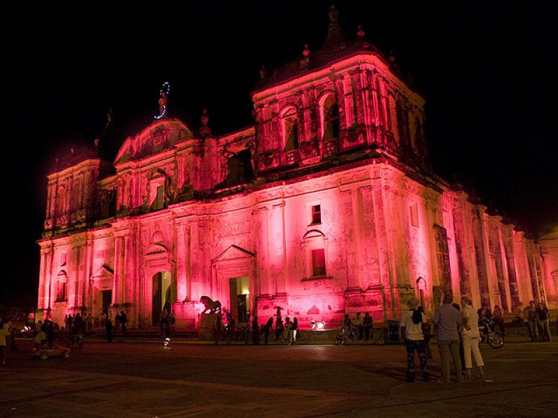 La catedral nicaragúense de León, también iluminada en rosa como parte de una campaña de prevención del cáncer de mama.