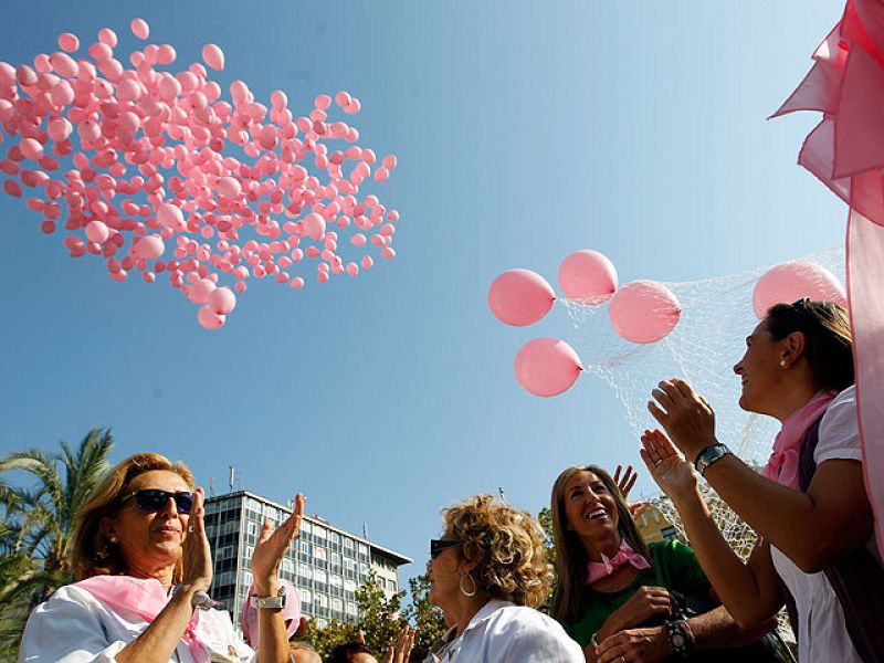 Suelta de globos rosas en la plaza del Ayuntamiento de Valencia.