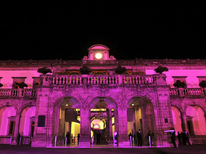 Castillo de Chapultepec, en Ciudad de México, conmemora el Día Mundial del Cáncer de Mama.