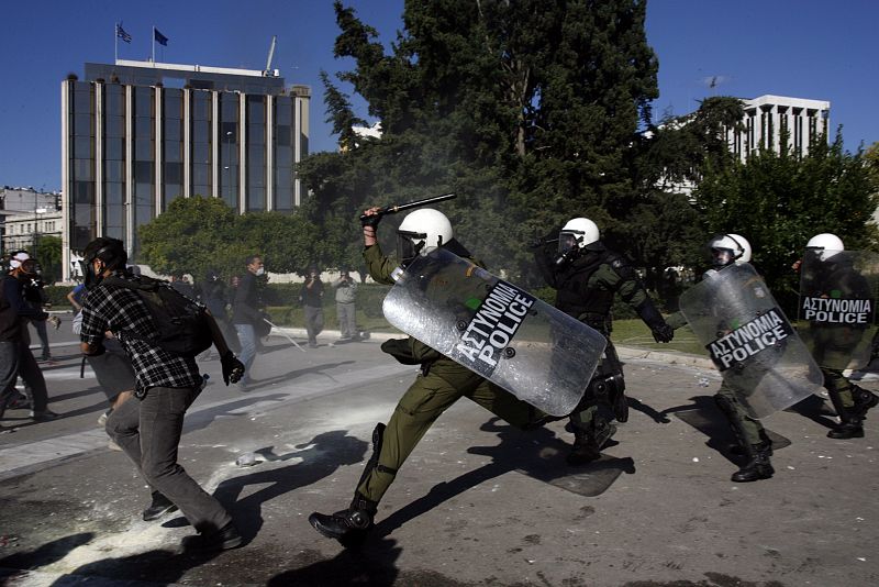 La policía carga contra los manifestantes