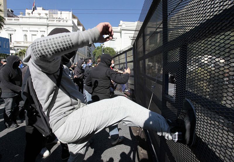 Encapuchados atacan puntos de la ciudad de Atenas